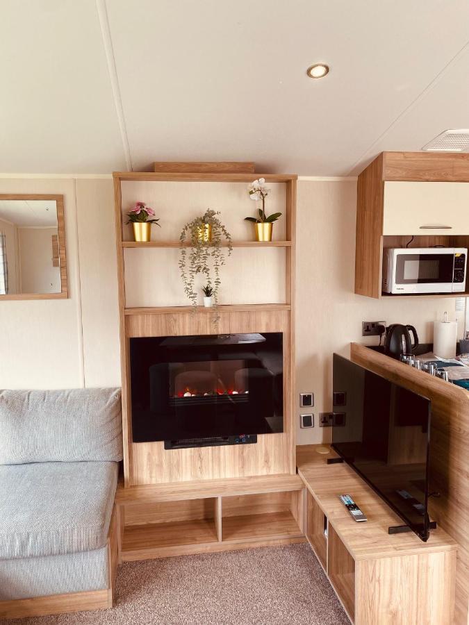 8 Bed Sun Decked Caravan Unlimited High Speed Wifi And Fun At Seawick Holiday Park Clacton-on-Sea Εξωτερικό φωτογραφία