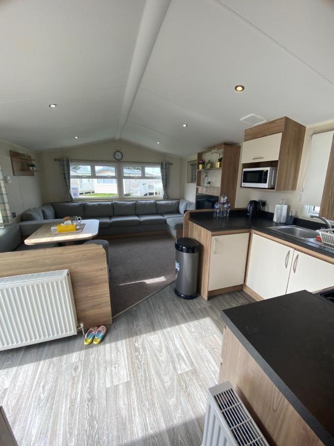 8 Bed Sun Decked Caravan Unlimited High Speed Wifi And Fun At Seawick Holiday Park Clacton-on-Sea Εξωτερικό φωτογραφία