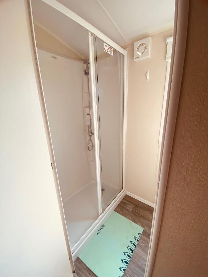 8 Bed Sun Decked Caravan Unlimited High Speed Wifi And Fun At Seawick Holiday Park Clacton-on-Sea Εξωτερικό φωτογραφία