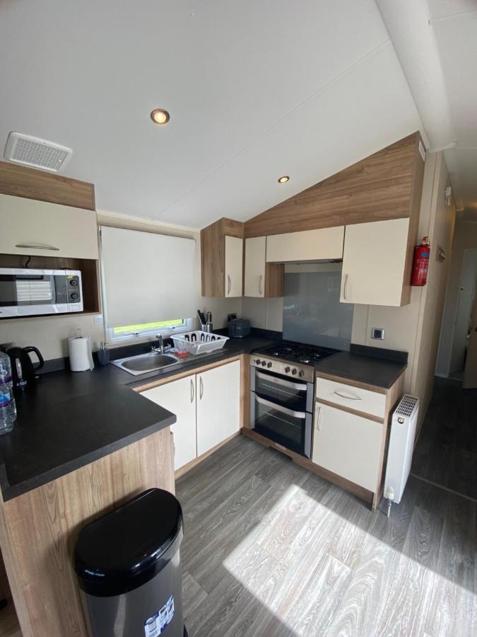 8 Bed Sun Decked Caravan Unlimited High Speed Wifi And Fun At Seawick Holiday Park Clacton-on-Sea Εξωτερικό φωτογραφία
