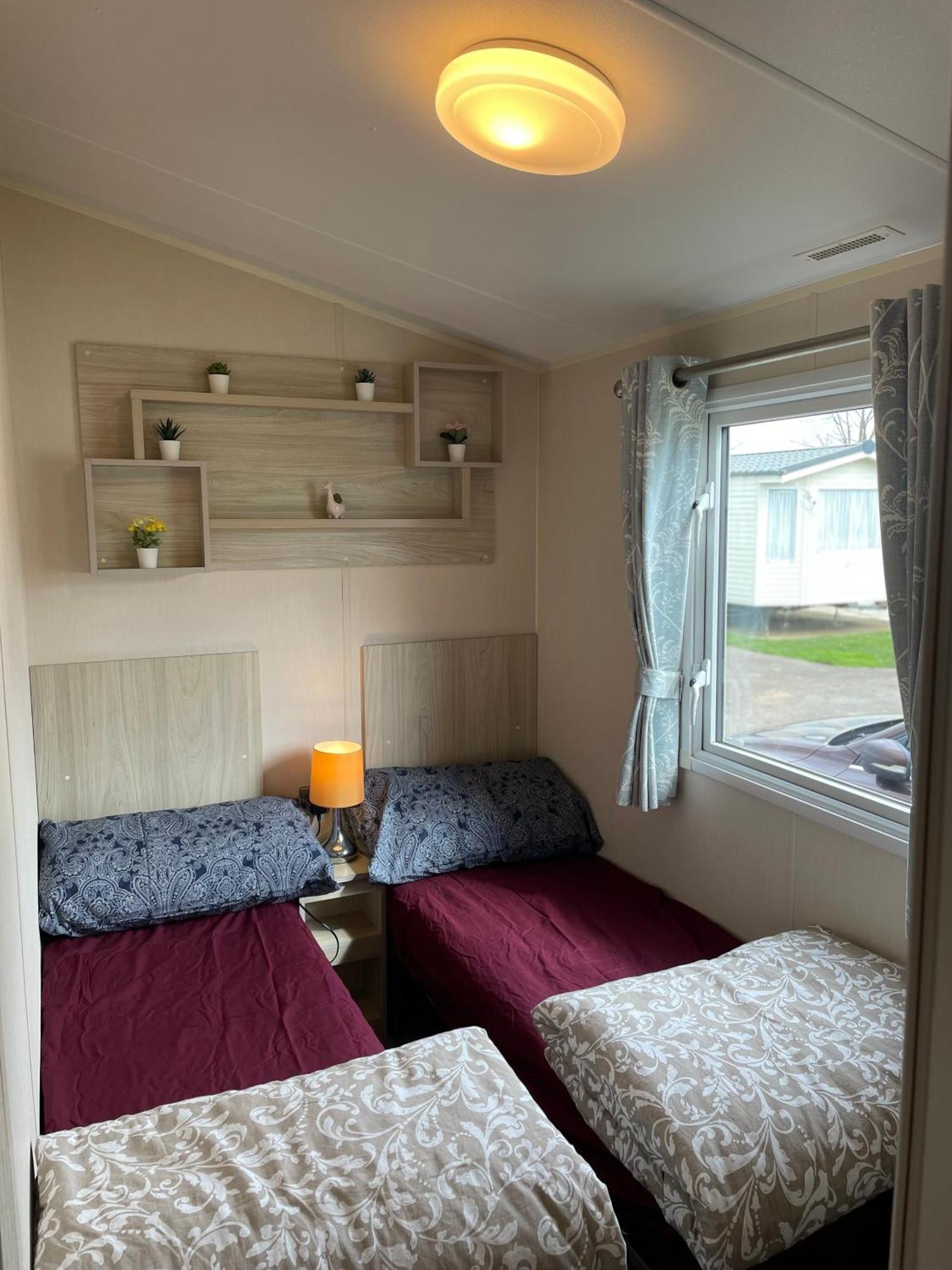 8 Bed Sun Decked Caravan Unlimited High Speed Wifi And Fun At Seawick Holiday Park Clacton-on-Sea Εξωτερικό φωτογραφία